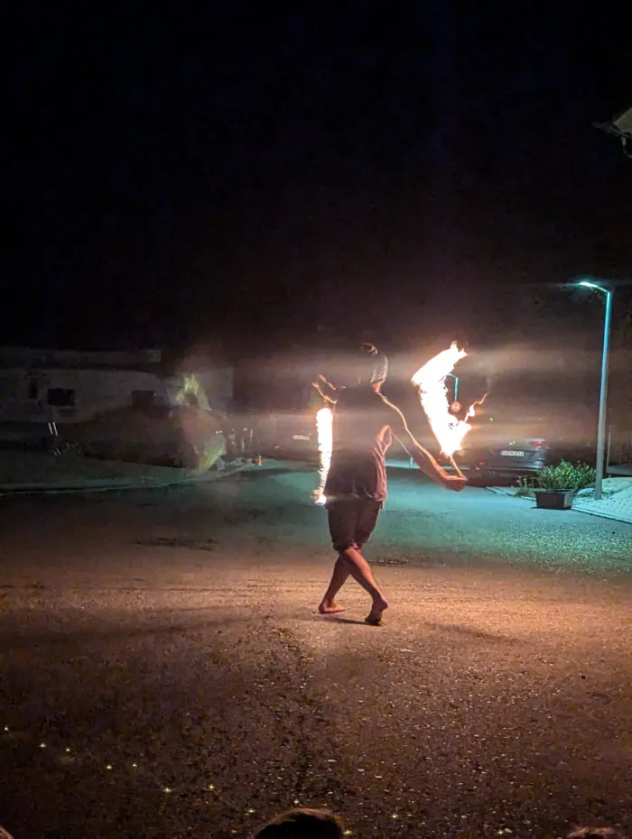 Feuerseile bei einer Performance in Schlier.