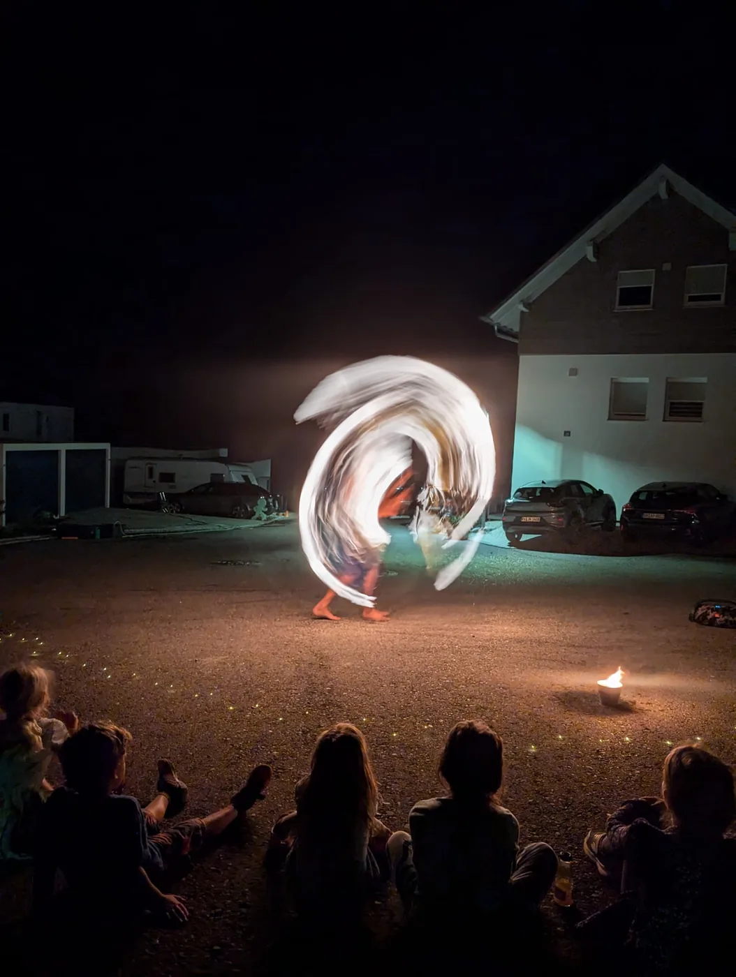 Feuer-Poi zeichnet eine Spirale in die Dunkelheit.
